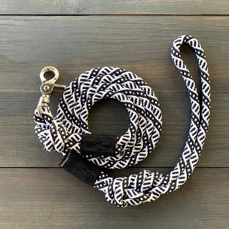 Black and White Quick Clip Leash